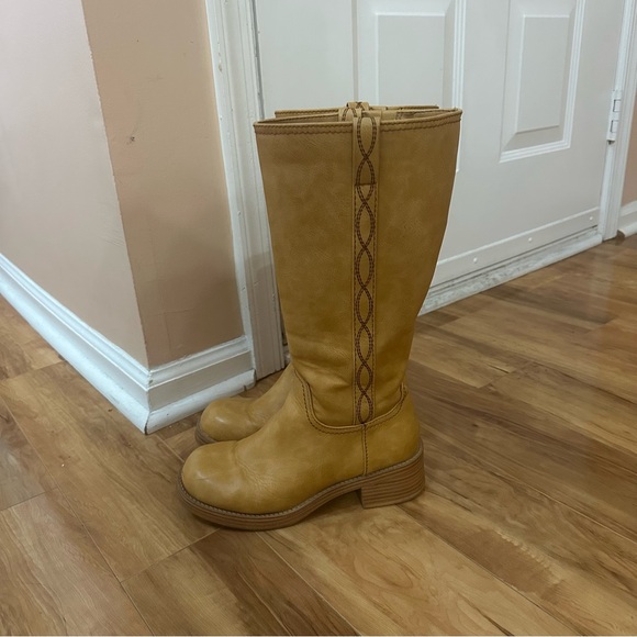 Banana colored boots - Picture 3 of 6